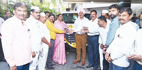 ‘इंद्राणी बालन फाउंडेशन’तर्फे लोणी गावासाठी रुग्णवाहिका; आठ गावांना होणार फायदा