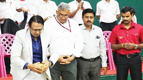 बॅडमिंटन स्पर्धेचे श्रीफळ वाढवून  उद्घाटन करताना अथर्व हॉस्पिटलचे डॉ. संदीप अग्रवाल व अन्य मान्यवर.