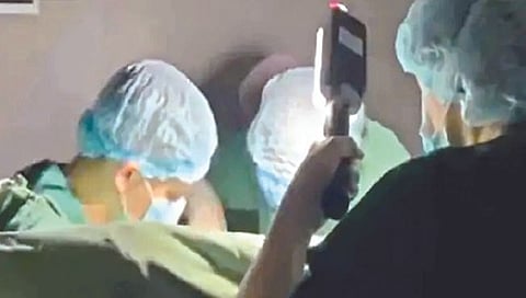 युक्रेनमध्ये अपुर्‍या प्रकाशात केली हृदय शस्त्रक्रिया