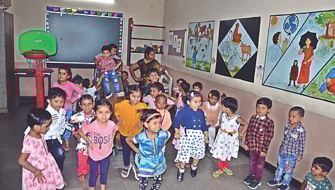 नाशिक : दुसऱ्या शैक्षणिक सत्राचा श्रीगणेशा झाला असून विद्यार्थ्यांमध्ये उत्साहाचे वातावरण दिसून येत आहे. (छाया : हेमंत घोरपडे)