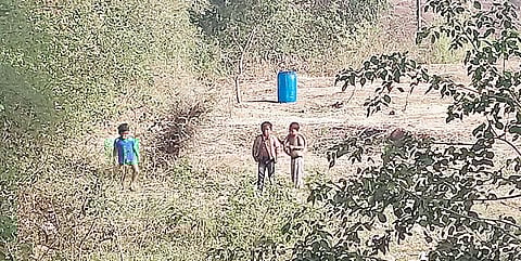 पारगाव : कामगारांनी चिमुकल्यांकडे लक्ष द्यावे