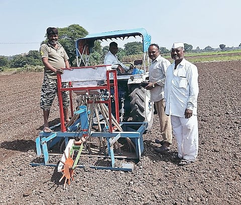 मजूरटंचाईवर यांत्रिकीकरणाचा उपाय; धामणी यथे कांदा लागवडीसाठी वापर