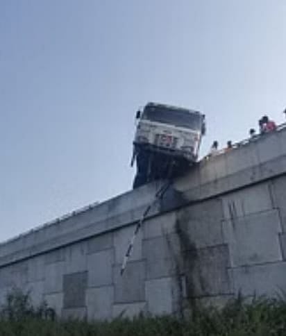 मळद: सोलापूर महामार्गावर असणाऱ्या रेल्वे उड्डाण पुलावर डंपरला मोठा अपघात