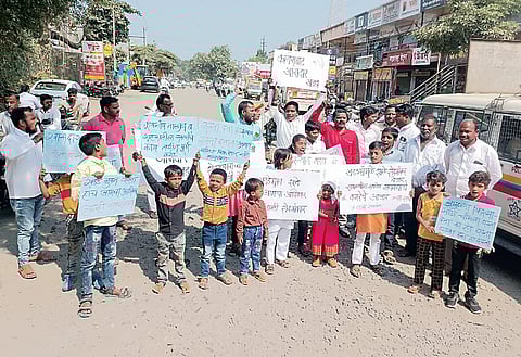 कार्यसम्राट खासदार खड्डा, कार्यसम्राट आमदार खड्डा… ! खड्ड्यांना चक्क लोकप्रतिनिधींची नावे देत चिमुकल्यांचा टाहो