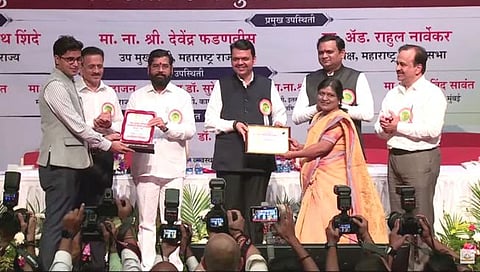 मुख्यमंत्री एकनाथ शिंदे व उप मुख्यमंत्री देवेंद्र फडणवीस यांच्या हस्ते गुरुवारी मुंबईत पुरस्कार स्विकारताना सीईओ विकास मीना व प्रकल्प संचालक संगिता पाटील. सोबत विधानसभा अध्यक्ष राहुल नार्वेकर, ग्रामविकास मंत्री गिरीष महाजन.