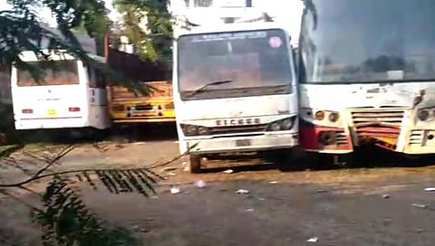 औरंगाबाद : भंगार वाहनांचा आरटीओ कार्यालयाला विळखा; जप्त वाहनांचे मालक फिरकेनात