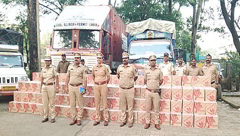 घोटी : दरोड्यात हस्तगत केलेला मुद्देमाल, वाहने. समवेत पोलीस अधिकारी व कर्मचारी.