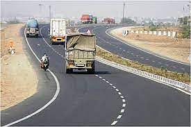 पुणे-सोलापूर महामार्गावरील भांडगावचा चौक देतोय अपघाताला निमंत्रण