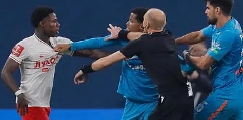 फुटबॉल मैदान झाले बॉक्सिंगचा अखाडा! खेळाडूंनी एकमेकांना लाथा-बुक्क्यांनी तुडवले (Video)