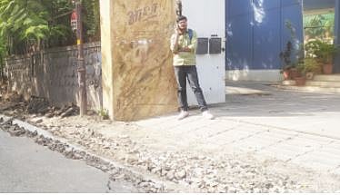 पुणे : पथ विभागाचा अजब कारभार ; पदपथाची उंची रस्त्याच्या समपातळीवरच