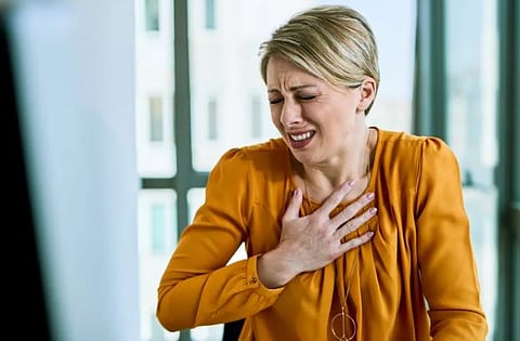 Heart Disease and Women :  हृदयविकाराचा झटका येण्‍यापूर्वी महिलांना शरीर देते ‘हे’ संकेत, वेळीच सावध व्‍हा…