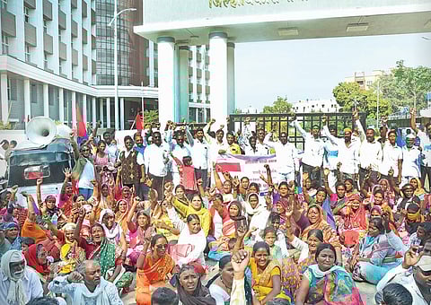 नगर : अतिक्रमणे हटविण्यास विरोध दलित, आदिवासी, पारधी समाजाचा बोंबाबोंब मोर्चा