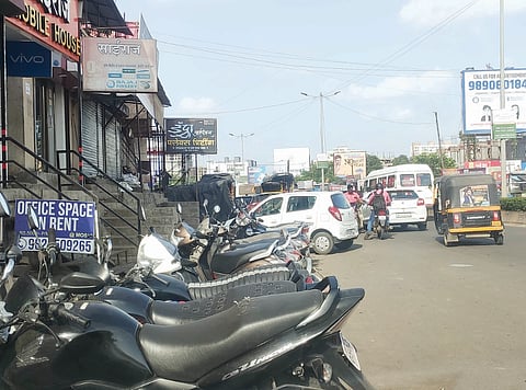मोशीत रस्त्यावरील पार्किंगवर कारवाई कधी?