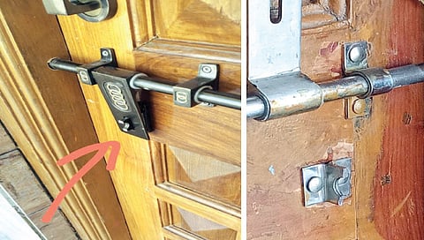 दोडी : चोरट्यांनी तोडलेल्या दरवाजाच्या कड्या.