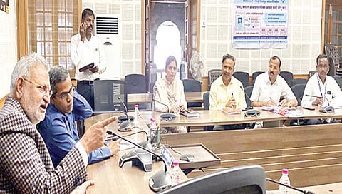 सिन्नर ः जिल्हाधिकारी गंगाथरन डी. यांच्याशी चर्चा करताना आ. माणिकराव कोकाटे. समवेत अधिकारी.