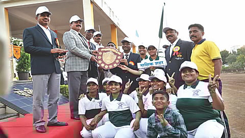 नाशिक : परिक्षेत्रीय पोलिस क्रीडा स्पर्धेचे सर्वसाधारण विजेतेपदाचे पदक नाशिक शहर पोलिस महिला संघाला देताना विशेष पोलिस महानिरीक्षक डॉ. बी. जी. शेखर पाटील. समवेत इतर मान्यवर.