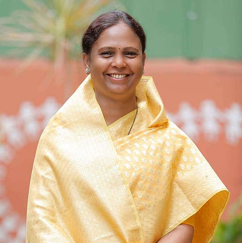 आमदार राजळेंचा फ्लेक्स ढाकणेंच्या दारात; नागरिकांमध्ये चर्चेचा विषय