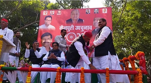 Mainpuri Bypoll : ‘सपा’तील काका-पुतण्‍यामधील मतभेदावर ‘पडदा’, अखिलेश-शिवपाल आले एका व्‍यासपीठावर