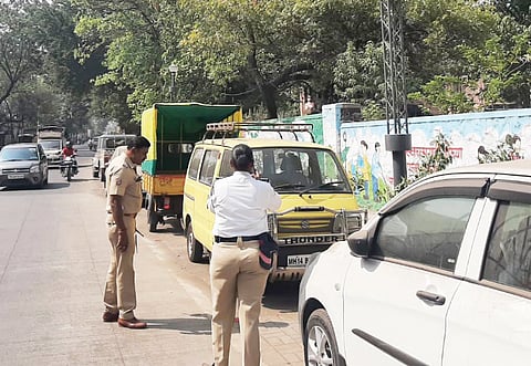 सांगवीत अनधिकृत पार्किंगवर पोलिसांची कारवाई