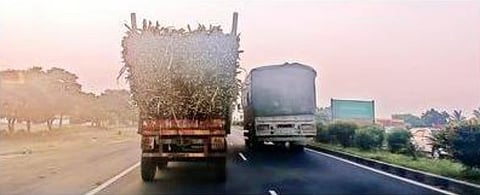 खोर : महामार्गावर ऊस वाहतूक ट्रॅक्टर रिफ्लेक्टरविना
