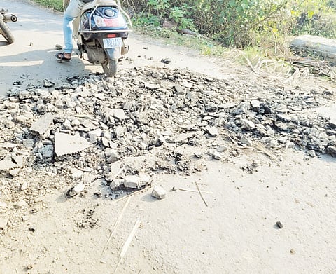 सोनई : जुना वांबोरी डांबरी रस्ता खोदल्याने संताप