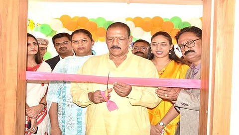 नंदुरबार : उपवनसंरक्षक, नंदुरबार वनविभाग प्रशासकीय इमारतीचे उद्घाटन करताना पालकमंत्री डॉ. विजयकुमार गावीत. समवेत डॉ. सुप्रिया गावीत, खासदार डॉ. हीना गावीत, जिल्हाधिकारी मनीषा खत्री आदी. (छाया: योगेन्द्र जोशी) 