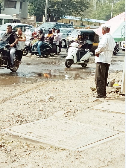 वाकड चौकामध्ये सिग्नलशेजारी पाणीगळती