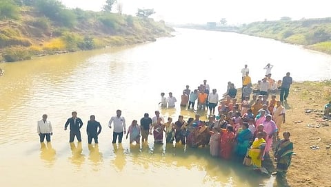 वर्धा : सेलसुरा येथे फिल्टरसह विहिरीच्या मागणीसाठी नदीत उतरून आंदोलन