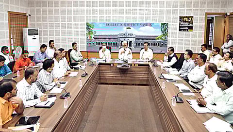 नाशिक : जिल्ह्यातील विविध योजनांच्या आढावा बैठकीत मार्गदर्शन करताना ना. दादा भुसे. समवेत जिल्हाधिकारी गंगाथरन डी., डॉ. चंद्रकांत पुलकुंडवार, भागवत डोईफोडे व अन्य अधिकारी. (छाया : हेमंत घोरपडे) 