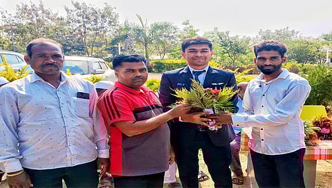 कनाशी : गिरीश महाले यांचे आदिवासी समाजाकडून स्वागत करतांना निवृत्ती बागुल, यशवंत गावीत ,अनिल पवार, केशव बहिरम आदी.  (छाया: शेखर महाले)