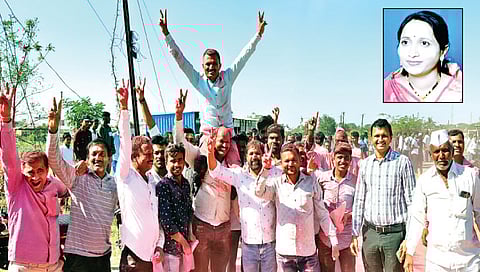 चांदवड : निमोण ग्रामपंचायतीतील विजयाचा आनंदोत्सव साजरा करताना डॉ. भावराव देवरे व इतर.(छाया : सुनील थोरे).