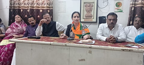 धुळे : रामपॅलेसमध्ये झालेल्या पत्रकार परिषदेत बोलताना भाजपा महिला आघाडीच्या प्रदेशाध्यक्षा चित्रा वाघ. 