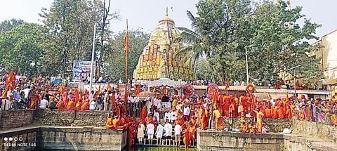 श्री क्षेत्र नारायणपूर येथे हेलिकॉप्टरमधून पुष्पवृष्टी