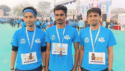 जळगाव : खान्देश रन मॅरेथॉनच्या 10 कि.मी. पुरुष गटात तृतीय क्रमांकाने विजयी झालेल्या महेंद्र राजूपत सोबत अभेद्य अजित जैन, अभंग अजित जैन. (छाया: चेतन चौधरी)