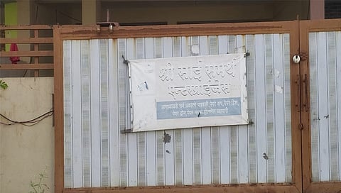 पंचवटी : पोलिसांनी पंचनामा केल्यानंतर धर्मदाय आयुक्त कार्यालयाकडून सील करण्यात आलेले द्रोण बनविण्याचा कारखाना असलेले घर. (छाया : गणेश बोडके)