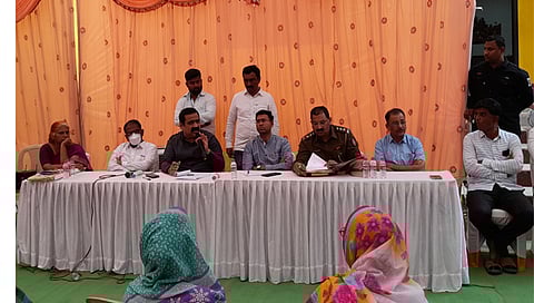 नांदगाव : शासकीय विश्रामगृहात टाटा सोलर कंपनीचे प्रतिनिधी, शेतकरी यांच्या बैठकीप्रसंगी उपस्थित असलेले आमदार सुहास कांदे, तहसीलदार सिध्दार्थकुमार मोरे, पीआय रामेश्वर गाढे, जि. प. सदस्य रमेश बोरसे. (छाया : सचिन बैरागी)