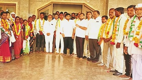 परभणी : अपक्ष पॅनल म्हणून लढलेल्या पॅनलच्‍या सरपंचासह ग्रा.पं. सदस्यांनी केला काँग्रेसमध्‍ये प्रवेश