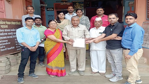 देवळा : प्राचार्य हितेंद्र आहेर यांना निवेदन देताना प्रा. यशवंत खैरनार, 
प्रा. स्वप्नील गरुड, प्रा. महेश वळवी, प्रा. हेमलता निकम, प्रा. सविता पवार, प्रा. विजय अगहिरे, प्रा. संदीप वळवी आदी. (छाया : सोमनाथ जगताप )