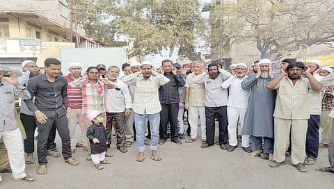 मालेगाव : बाबरी मशिद पतनाच्या निषेधार्थ सामूहिक अजान देताना माजी नगरसेवक अतिक कमाल यांच्यासह कार्यकर्ते.