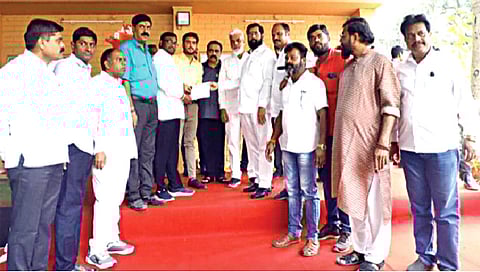 मनमाड : पाणीपुरवठा योजनेचा कार्यारंभ आदेश ईगल कन्स्ट्रक्शनचे प्रतिनिधी विनय चूक यांना देताना मुख्यमंत्री एकनाथ शिंदे. समवेत
ना. दादा भुसे, आ. सुहास कांदे आदी. 	(छाया : रईस शेख)   