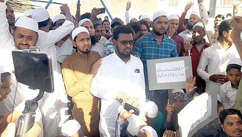 मालेगाव : मालेगाव हायस्कूल ते पवारवाडीपर्यंत गटार व रस्त्यांचे काम त्वरित पूर्ण करावे, या मागणीसाठी धरणे आंदोलन करताना नागरिक व व्यावसायिक.