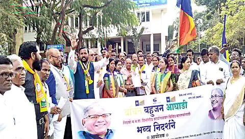 सिडको : मनपा सिडको विभागीय कार्यालयासमोर निदर्शने करताना वंचित बहुजन आघाडीचे पदाधिकारी व कार्यकर्ते. 	(छाया ः राजेंद्र शेळके )