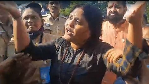 सोलापूरच्या महिलेचा विधान भवनासमोर आत्मदहनाचा प्रयत्न