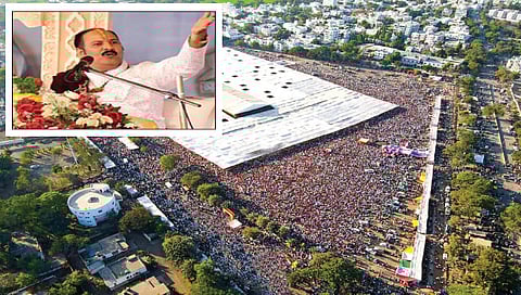 मालेगाव : श्री शिव महापुराण कथा सोहळ्यासाठी बुधवारी दोन लाखांहून अधिक भाविकांनी वर्णी लावल्याने संपूर्ण पोलिस कवायत मैदान, कॉलेज रस्त्यावर असा भक्तीचा मळा फुलला होता.