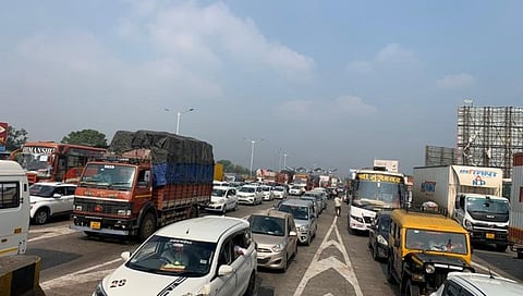 सातारा : मतदानासाठी गावी जाणाऱ्या चाकरमान्यांच्या गर्दीमुळे टोलनाके जॅम