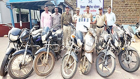 सिन्नर : मोटारसायकलसह चोरीचा इतर मुद्देमाल दाखविताना पोलिस.