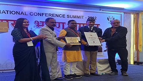 सुरगाणा : भोपाळ येथील कार्यक्रमात भारत भूषण पुरस्कार स्वीकारताना गणित शिक्षक व राज्य महासंघाचे सहसचिव सुभाष सोनवणे. (छाया: प्रकाश दिवे)