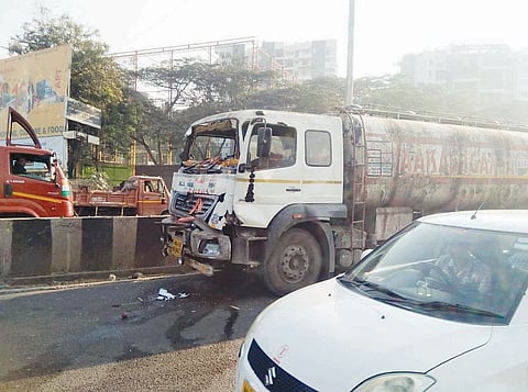 मुठा नदी पुलावर तीन वाहनांना अपघात; वडगाव बुद्रुक परिसरातील घटना