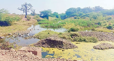 खोर (ता. दौंड) येथील ओढ्यात गाळ साठल्याने खोरच्या ओढ्याची गटारगंगा बनली गेली आहे. (छाया : रामदास डोंबे)