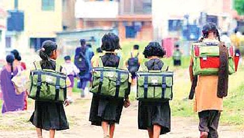 Education policy : राज्यातील २४ लाख विद्यार्थी शाळाबाह्य, तर ६० हजार शिक्षक अतिरिक्‍त ठरणार?